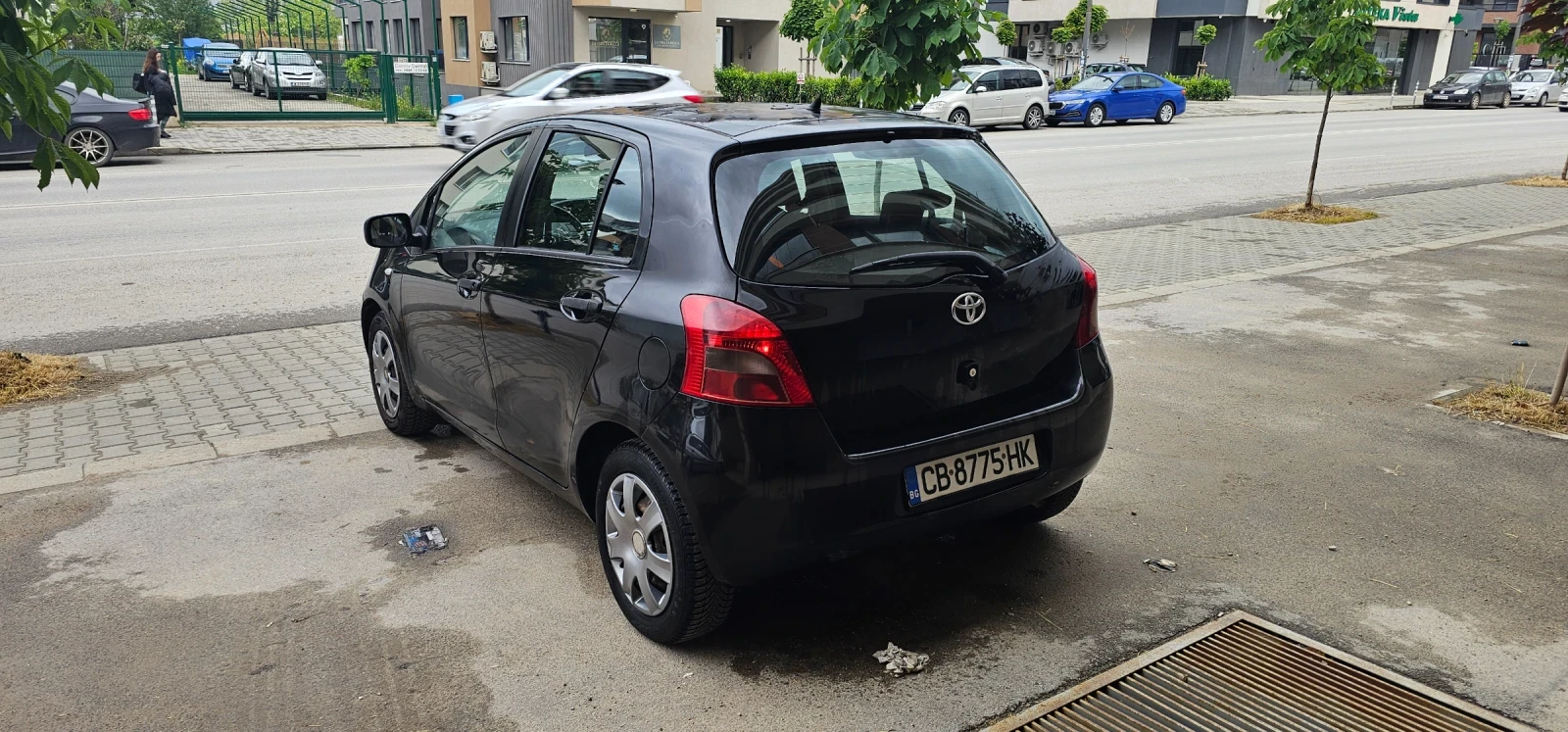 Toyota Yaris 1.0 VVT-i Спешно, снимка 4 - Автомобили и джипове - 54653621