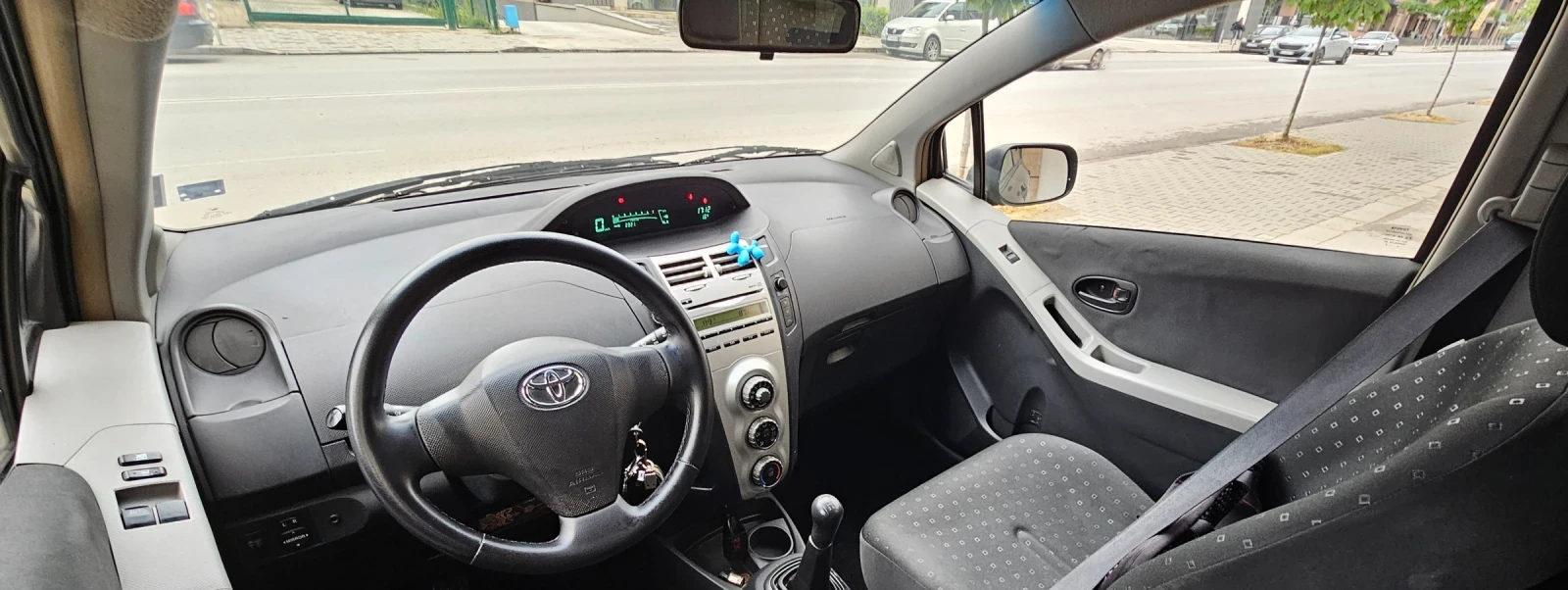 Toyota Yaris 1.0 VVT-i Спешно, снимка 5 - Автомобили и джипове - 54653621