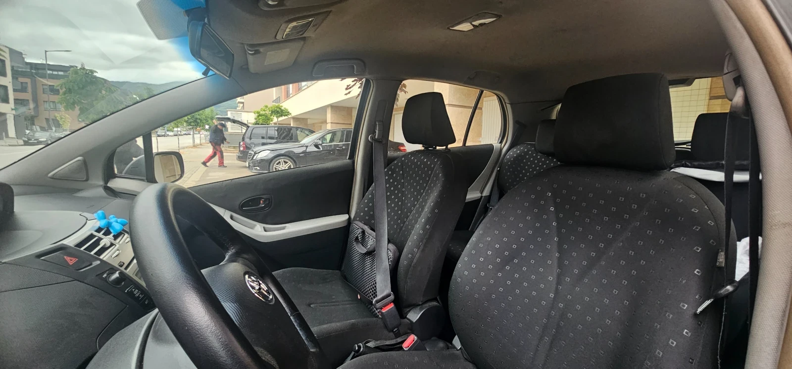 Toyota Yaris 1.0 VVT-i Спешно, снимка 6 - Автомобили и джипове - 54653621