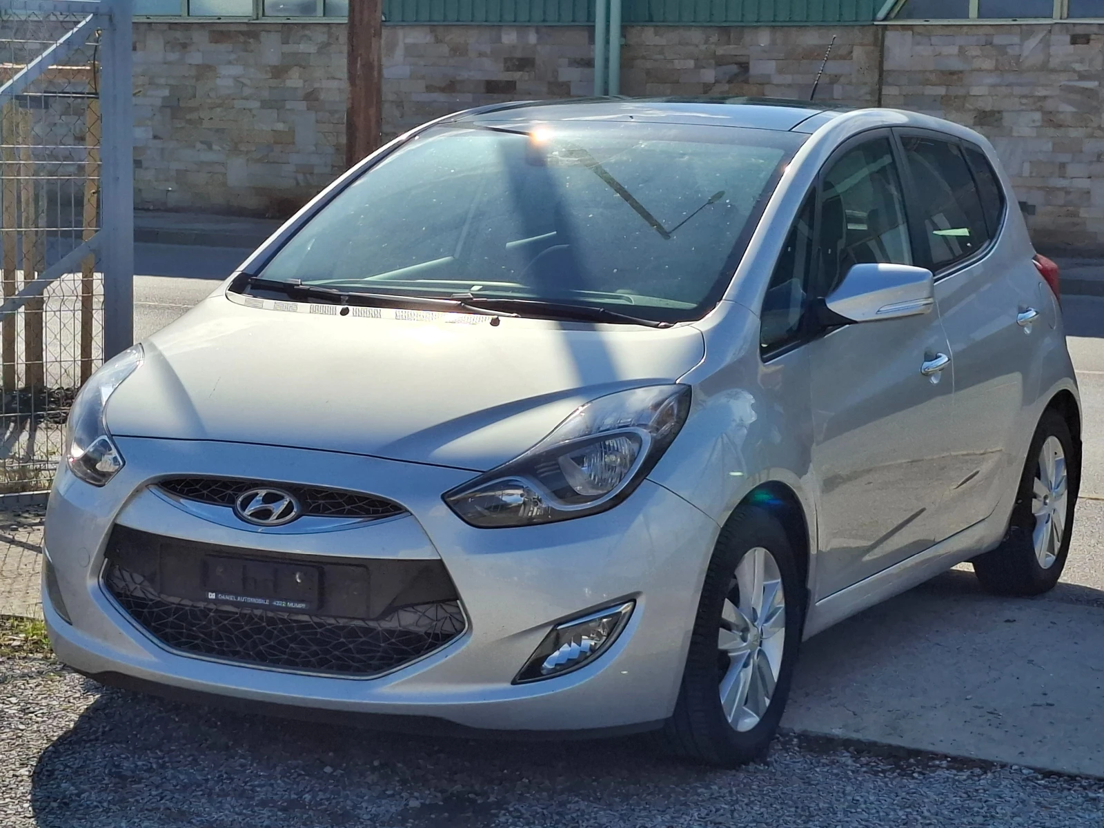 Hyundai Ix20 1.6i 125ps AUTOMAT / PANORAMA , снимка 2 - Автомобили и джипове - 54817021