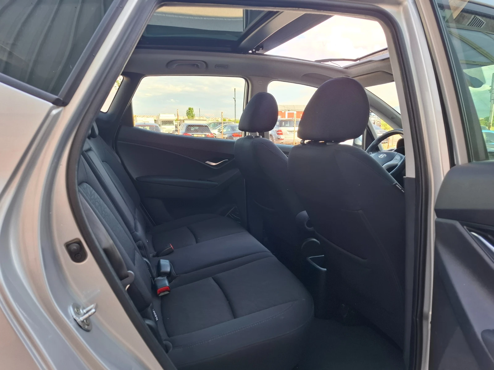 Hyundai Ix20 1.6i 125ps AUTOMAT / PANORAMA , снимка 10 - Автомобили и джипове - 54817021