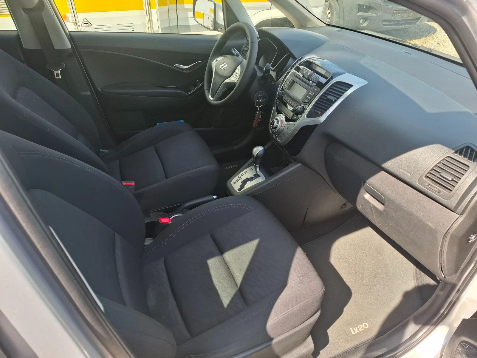 Hyundai Ix20 1.6i 125ps AUTOMAT / PANORAMA , снимка 8 - Автомобили и джипове - 54817021