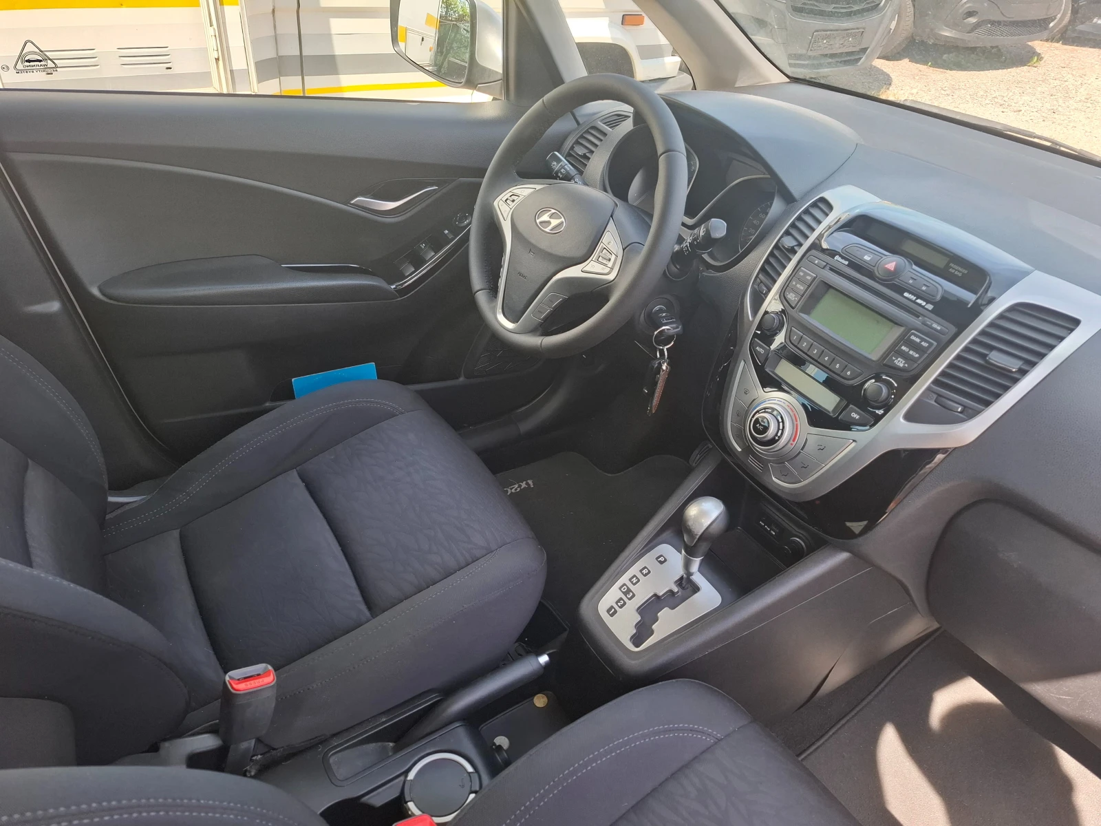 Hyundai Ix20 1.6i 125ps AUTOMAT / PANORAMA , снимка 11 - Автомобили и джипове - 54817021