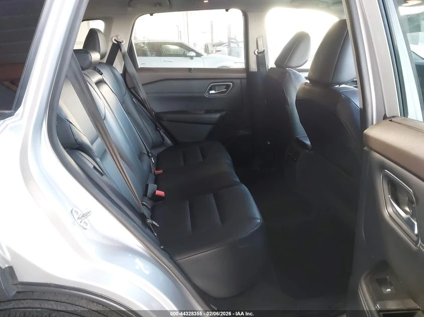 Nissan Rogue Sv Fwd, снимка 8 - Автомобили и джипове - 54032478