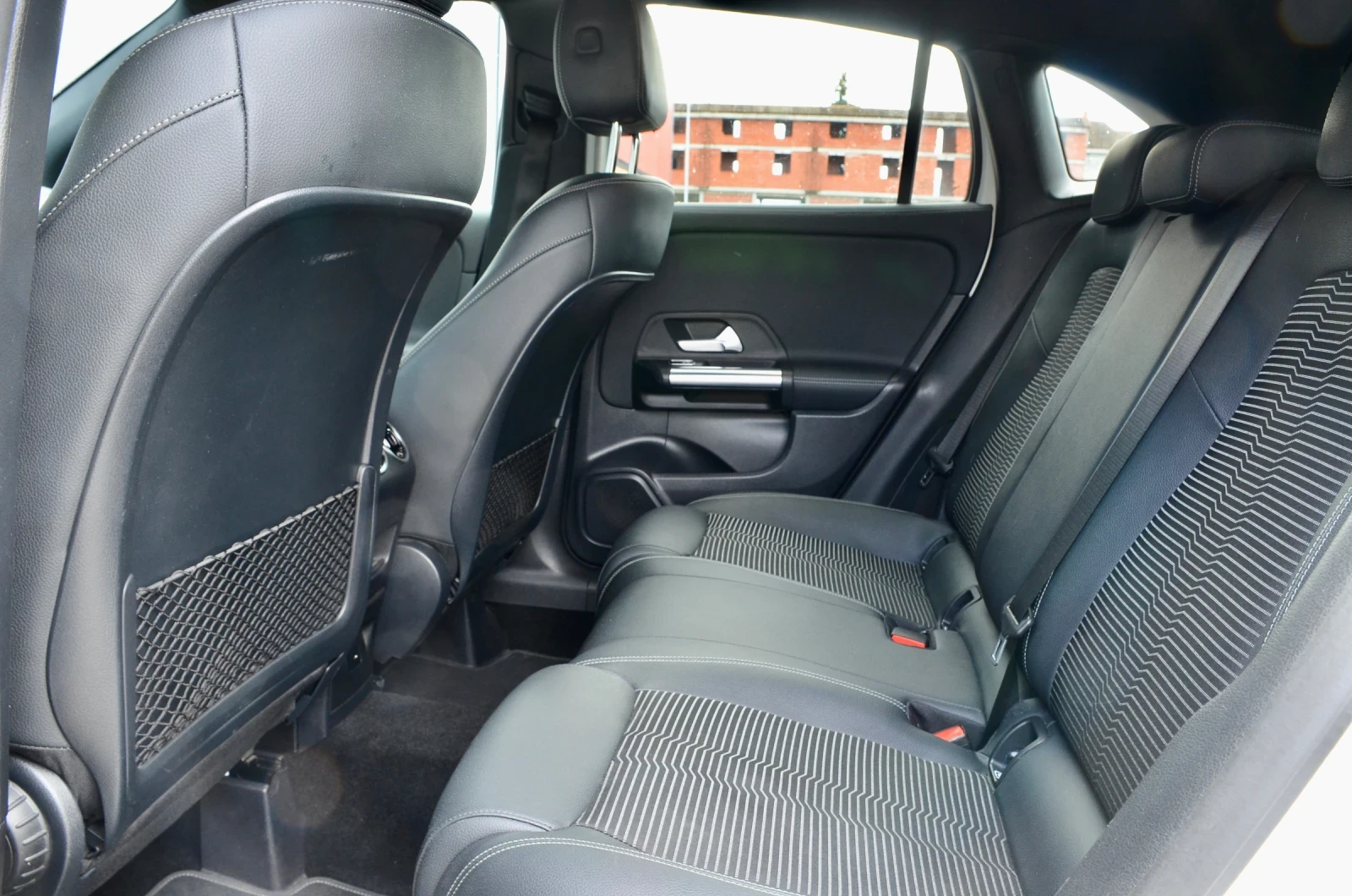 Mercedes-Benz GLA 200 200d 150к.с. Sport Plus Full led, снимка 16 - Автомобили и джипове - 56060693