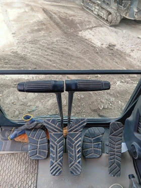 Багер Hyundai HX 220 L, снимка 9