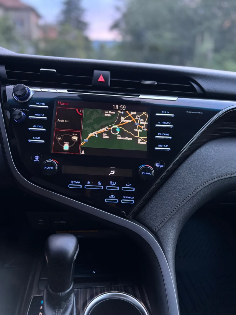 Toyota Camry 2.5 Hybrid, снимка 14 - Автомобили и джипове - 52591250