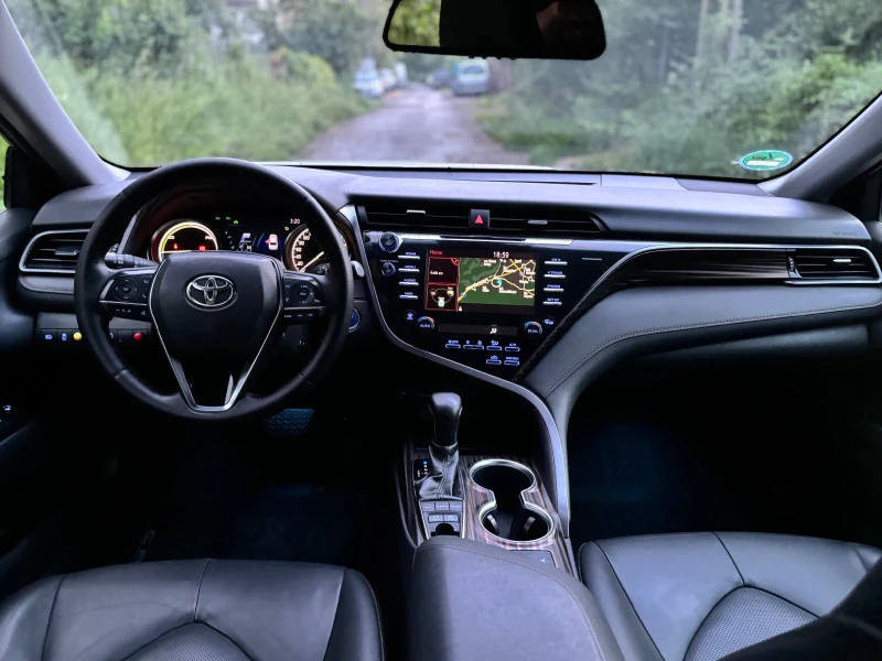 Toyota Camry 2.5 Hybrid, снимка 9 - Автомобили и джипове - 52591250
