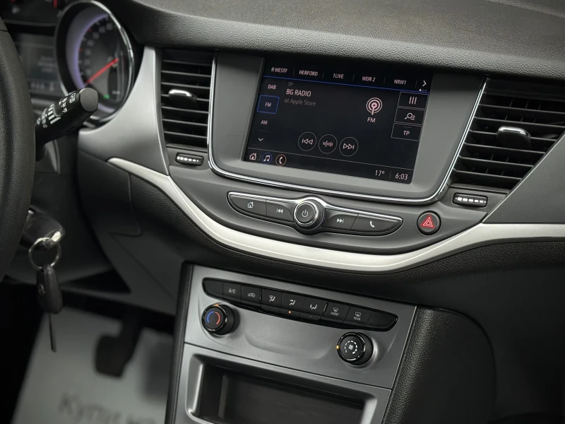 Opel Astra 1.2i * CarPlay* LED* Сервизна История* , снимка 12 - Автомобили и джипове - 51881840