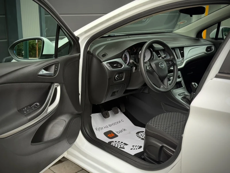 Opel Astra 1.2i * CarPlay* LED* Сервизна История* , снимка 7 - Автомобили и джипове - 51881840