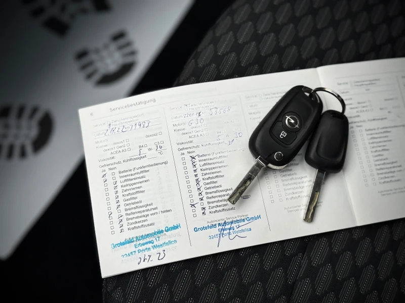 Opel Astra 1.2i * CarPlay* LED* Сервизна История* , снимка 13 - Автомобили и джипове - 51881840