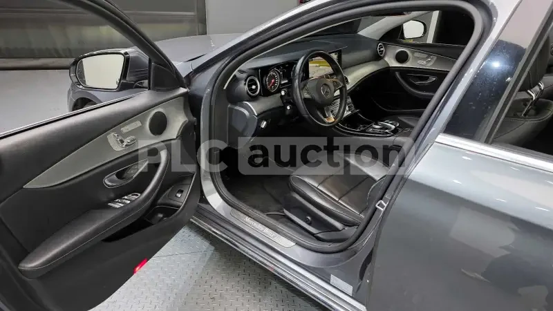 Mercedes-Benz E 200 Mercedes Benz E-Class , 2018, снимка 6 - Автомобили и джипове - 54071661