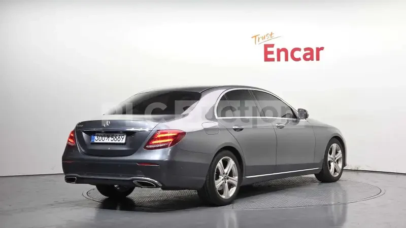 Mercedes-Benz E 200 Mercedes Benz E-Class , 2018, снимка 2 - Автомобили и джипове - 54071661