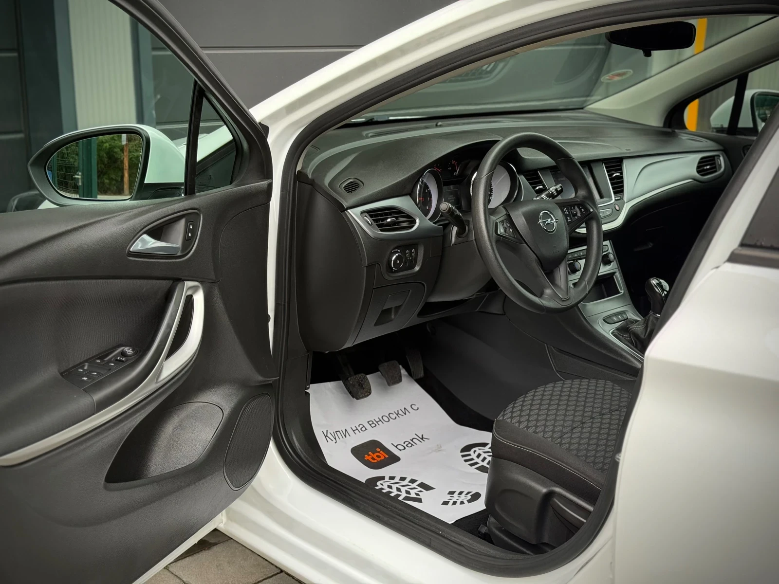 Opel Astra 1.2i * CarPlay* LED* Сервизна История*  - изображение 7