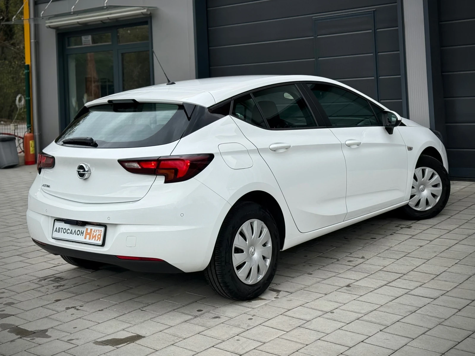 Opel Astra 1.2i * CarPlay* LED* Сервизна История*  - изображение 6