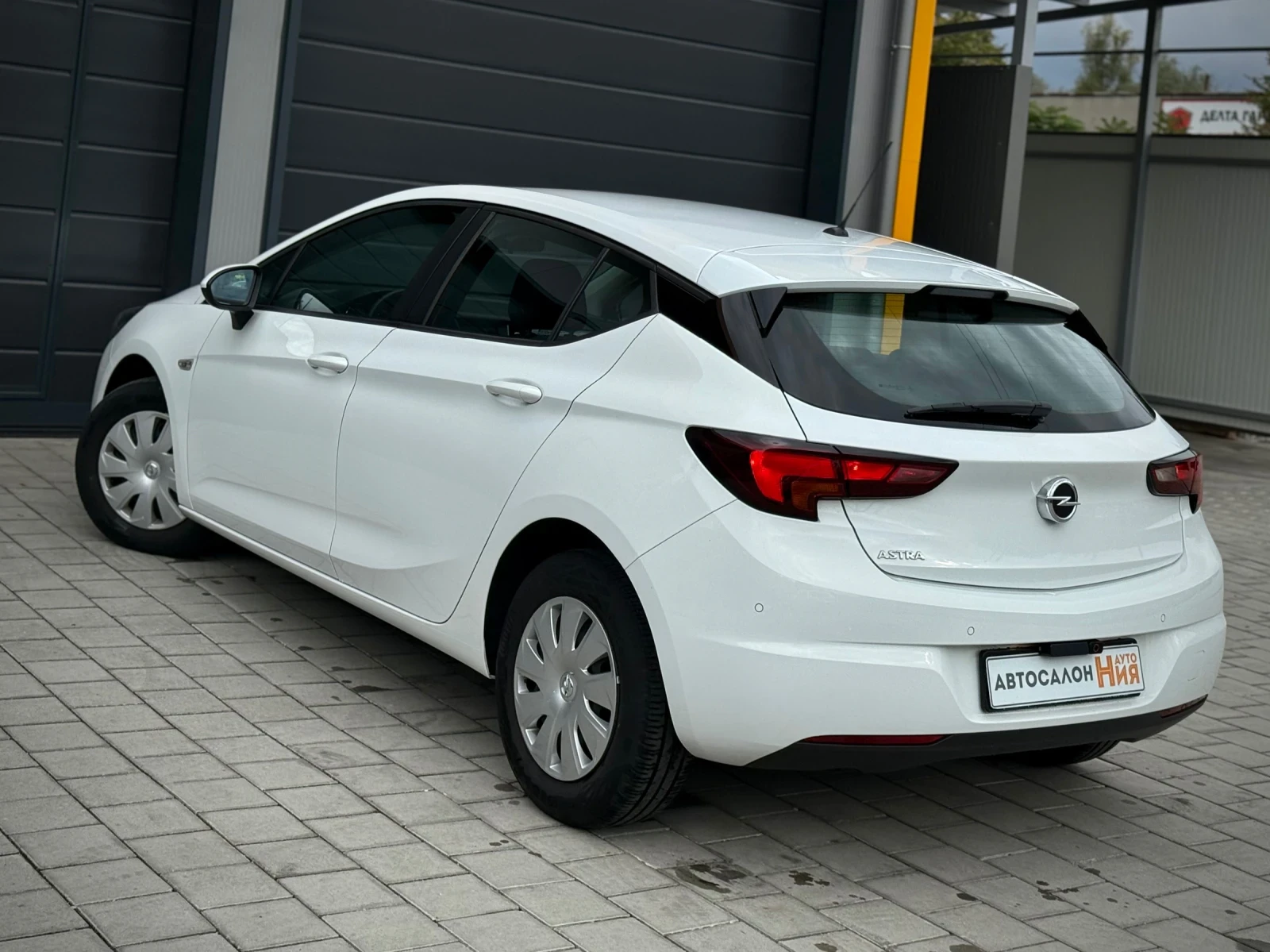 Opel Astra 1.2i * CarPlay* LED* Сервизна История*  - изображение 5