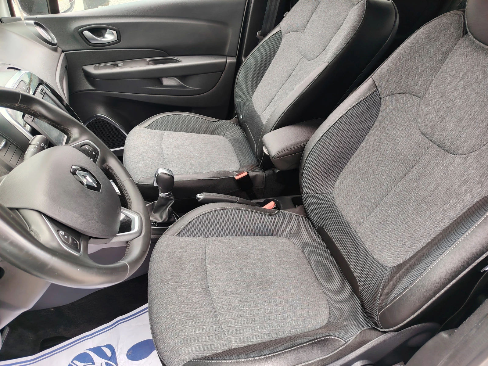 Renault Captur 1.2T Avtomat 78km, снимка 12 - Автомобили и джипове - 54400558