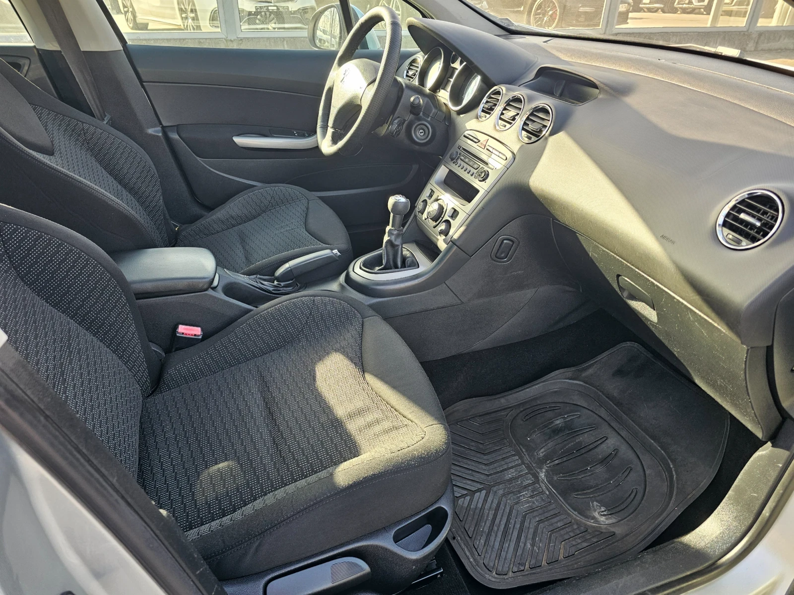Peugeot 308 SW 1.6HDI ОБСЛУЖЕН, снимка 15 - Автомобили и джипове - 54480656