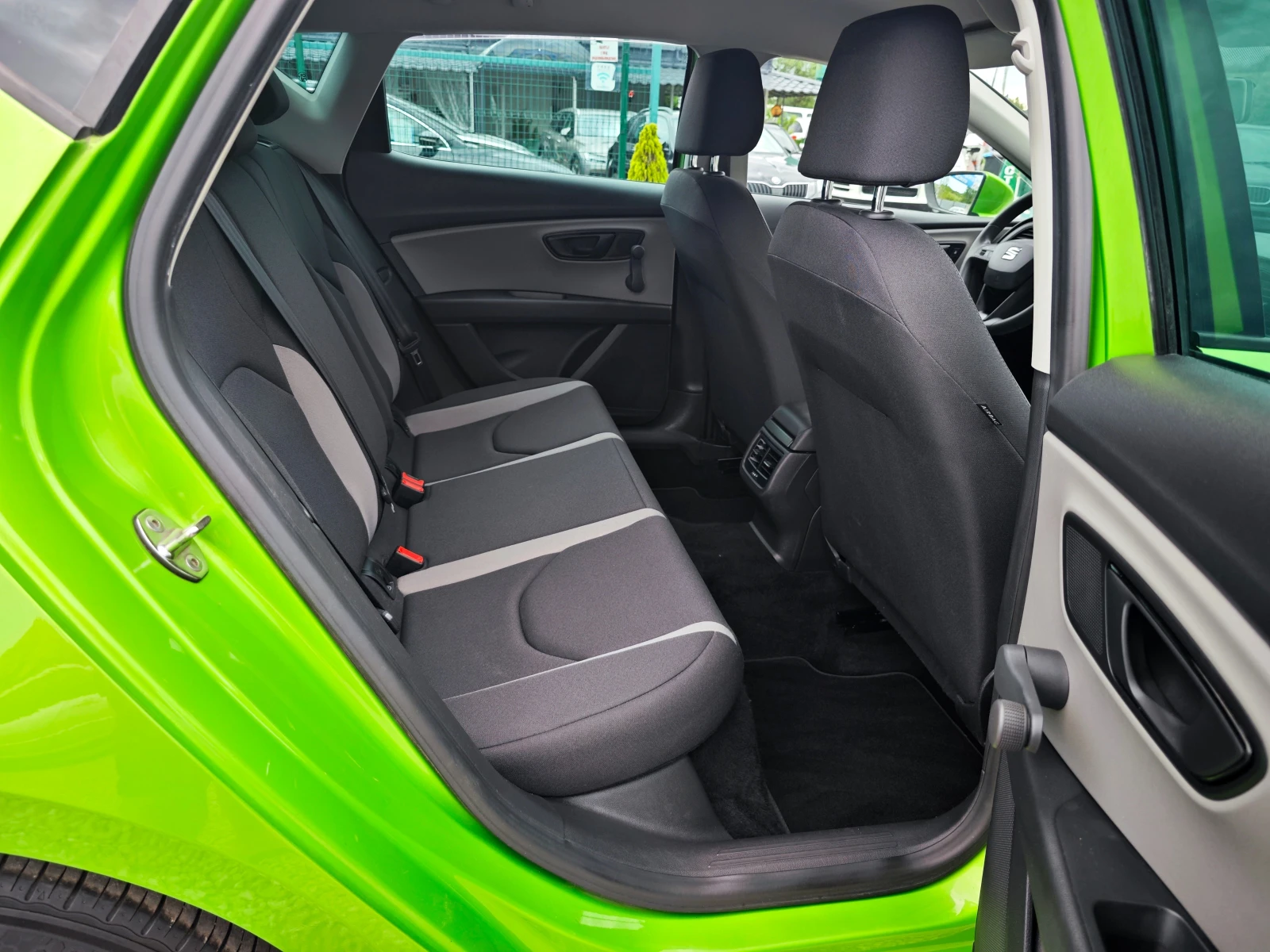 Seat Leon 1.6 TDi, снимка 11 - Автомобили и джипове - 54802579