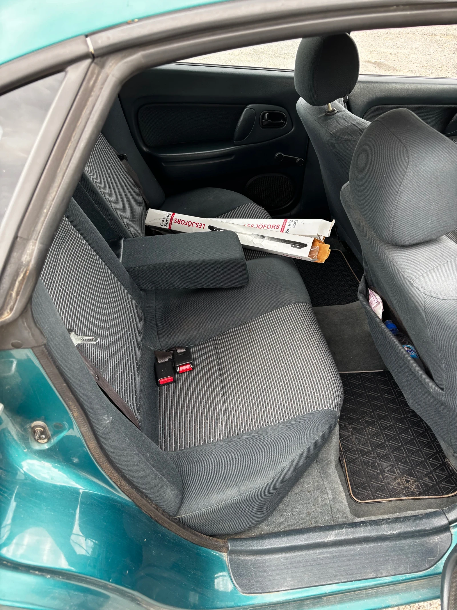 Mazda 323 1.5f ba, снимка 11 - Автомобили и джипове - 55177783