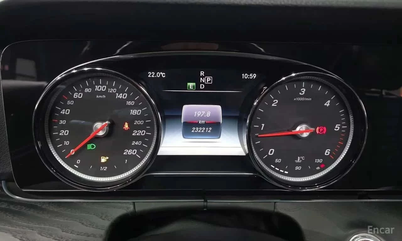 Mercedes-Benz E 220, снимка 8 - Автомобили и джипове - 56689586