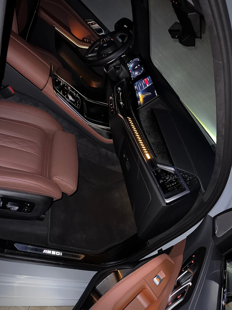 BMW X7 2025 / M60i / Individual / ЧИСТО НОВ / 7 Местен, снимка 12 - Автомобили и джипове - 51918360