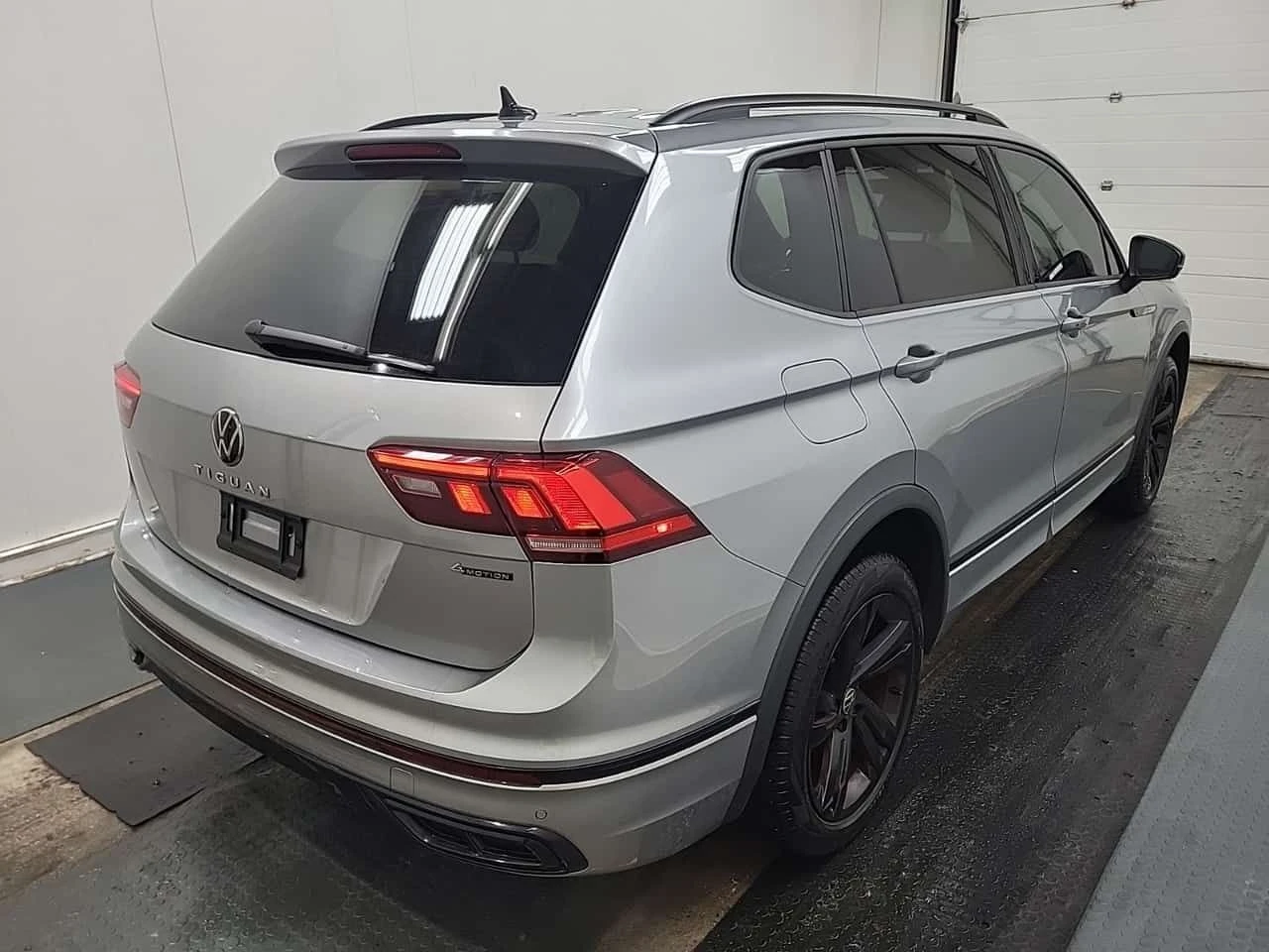 VW Tiguan COMFORTLINE R LINE BLACK EDITION/Пано/Подгрев, снимка 4 - Автомобили и джипове - 53740687