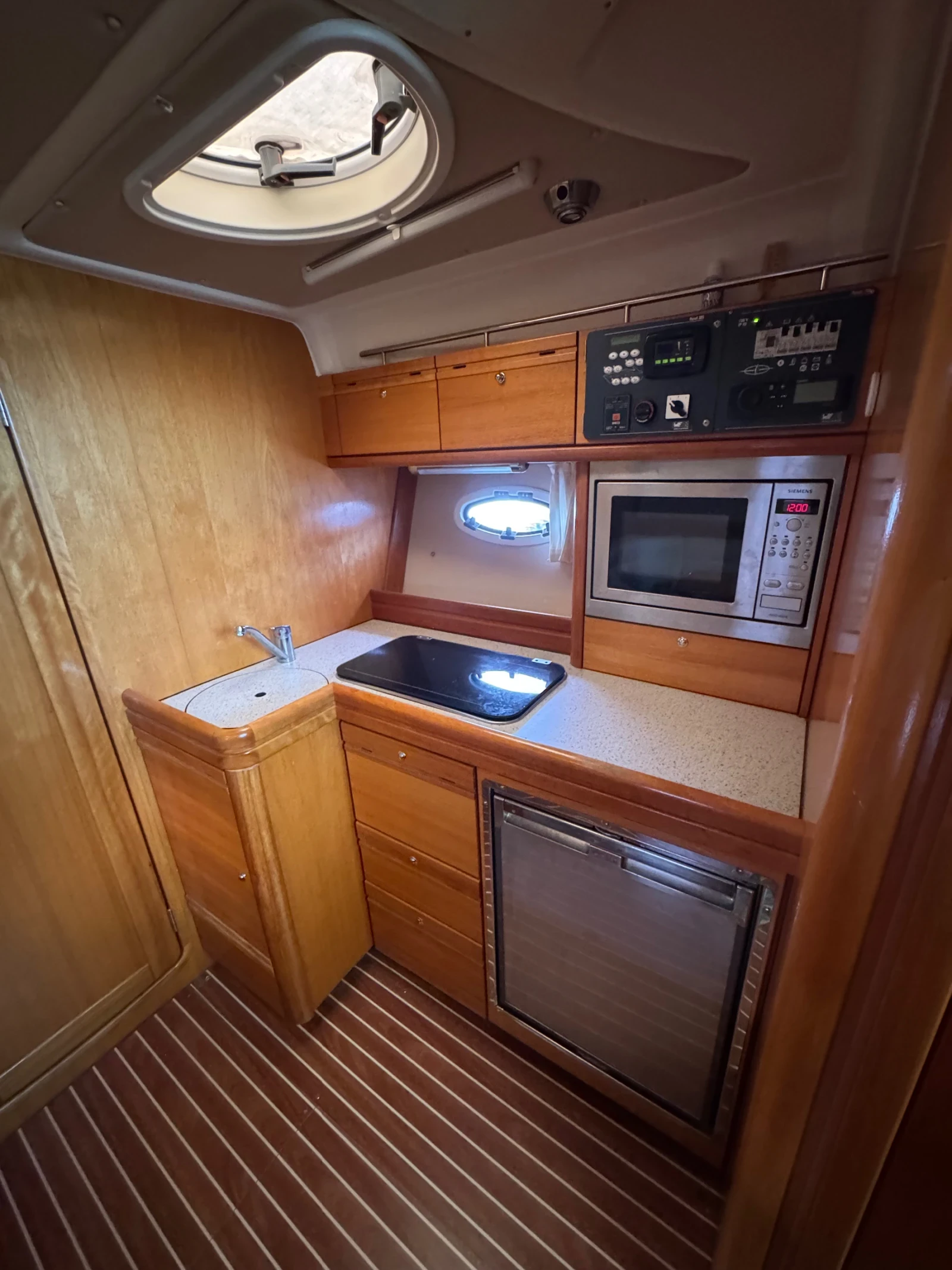 Моторна яхта Bavaria 33 Sport Hardtop - изображение 7