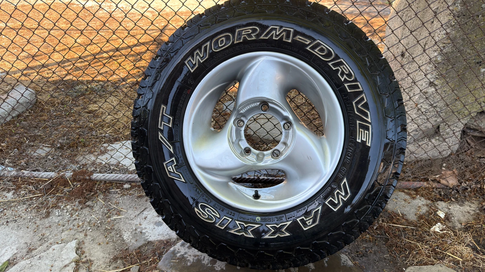 Гуми с джанти Maxxis 235/75R15