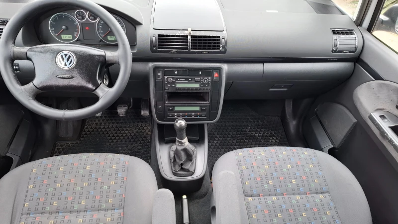 VW Sharan 2.0i, снимка 8 - Автомобили и джипове - 49349453