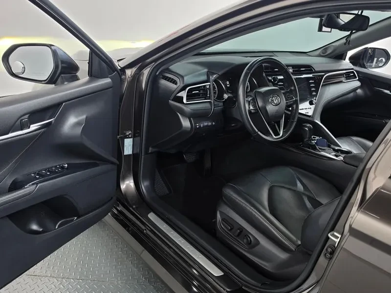 Toyota Camry (Xv70) 2.5, снимка 10 - Автомобили и джипове - 56357415
