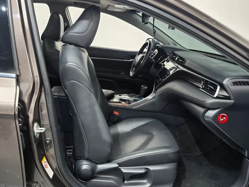 Toyota Camry (Xv70) 2.5, снимка 11 - Автомобили и джипове - 56357415