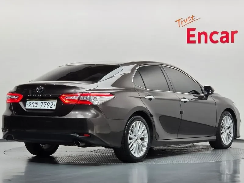 Toyota Camry (Xv70) 2.5, снимка 2 - Автомобили и джипове - 56357415