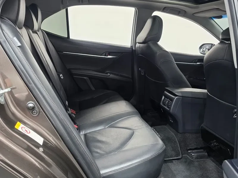Toyota Camry (Xv70) 2.5, снимка 12 - Автомобили и джипове - 56357415