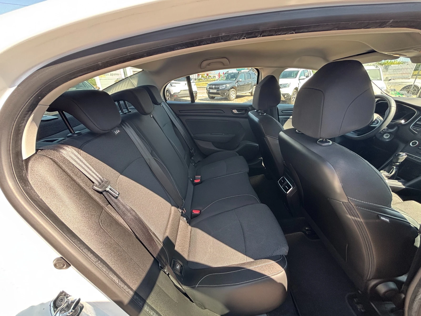 Renault Megane Sedan TCe 140 бензин Stop&Start BVM6 - изображение 9