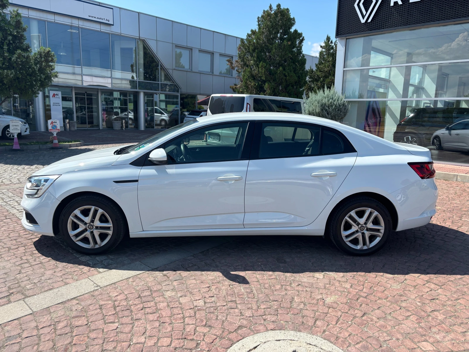 Renault Megane Sedan TCe 140 бензин Stop&Start BVM6 - изображение 6