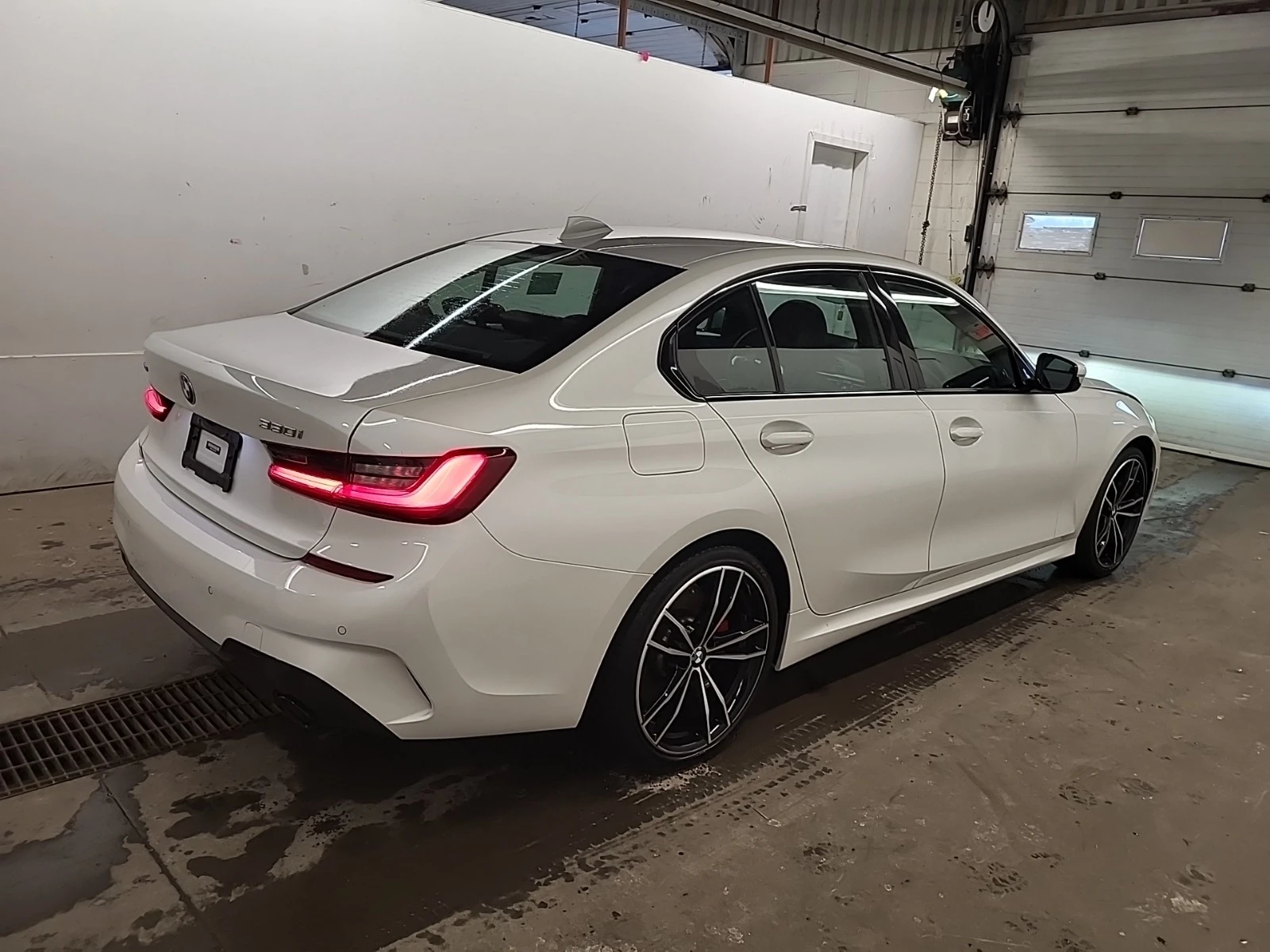 BMW 330 М PACK * * ИЗРЯДНО ОБСЛУЖВАНЕ * * БЕЗ ИНЦИДЕНТИ *  - изображение 4