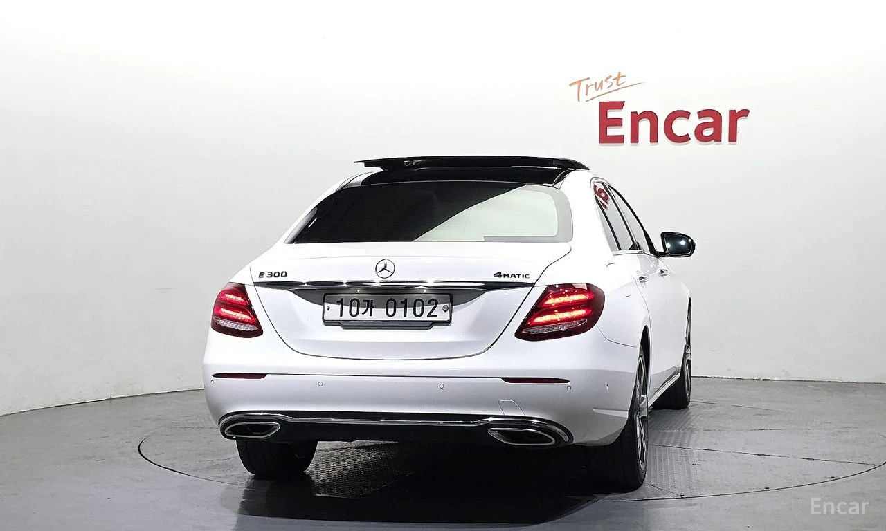 Mercedes-Benz E 300 4MATIC* AMG PACK* DIGITAL* 360 CAM* ОБДУХВАНЕ* , снимка 4 - Автомобили и джипове - 54446236