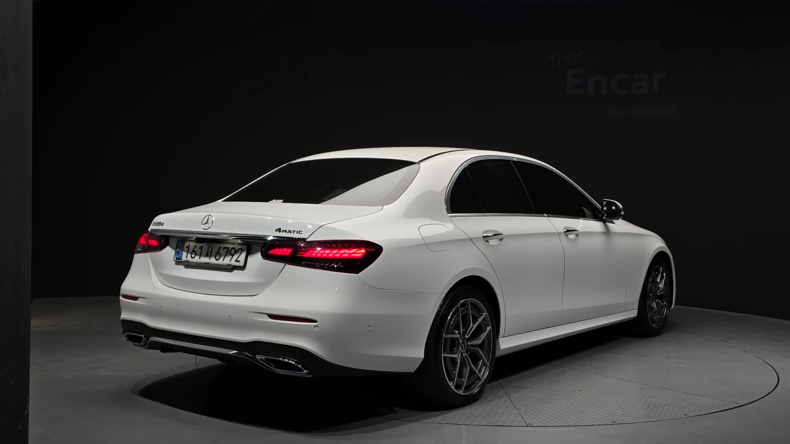 Mercedes-Benz E 220 d 4MATIC AMG Line | 360 Camera | HUD | Distronic, снимка 2 - Автомобили и джипове - 54618640