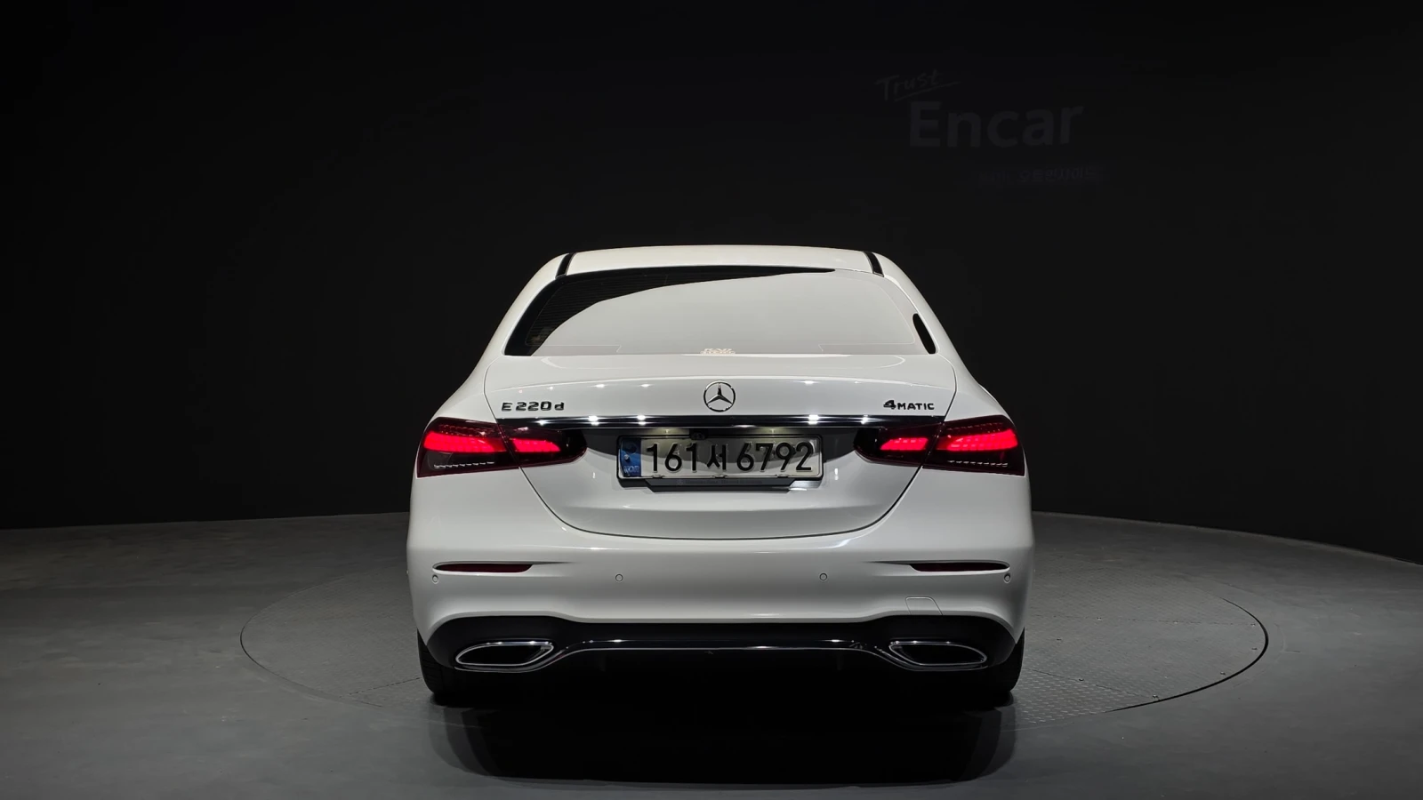 Mercedes-Benz E 220 d 4MATIC AMG Line | 360 Camera | HUD | Distronic, снимка 4 - Автомобили и джипове - 54618640