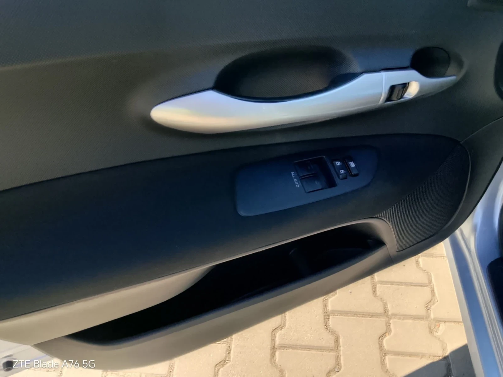 Toyota Auris 1.2i, снимка 11 - Автомобили и джипове - 55574910