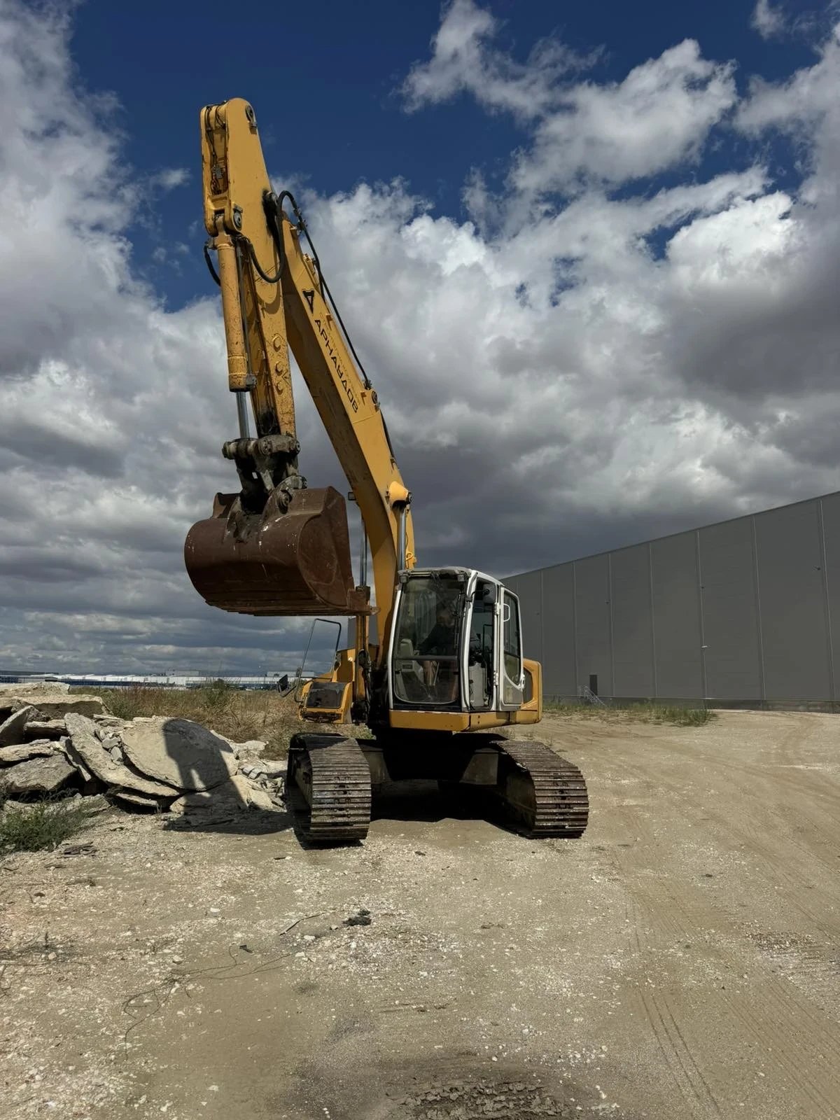 Багер Liebherr R924C HD-SL Възможност за бартер, снимка 9 - Индустриална техника - 56315413