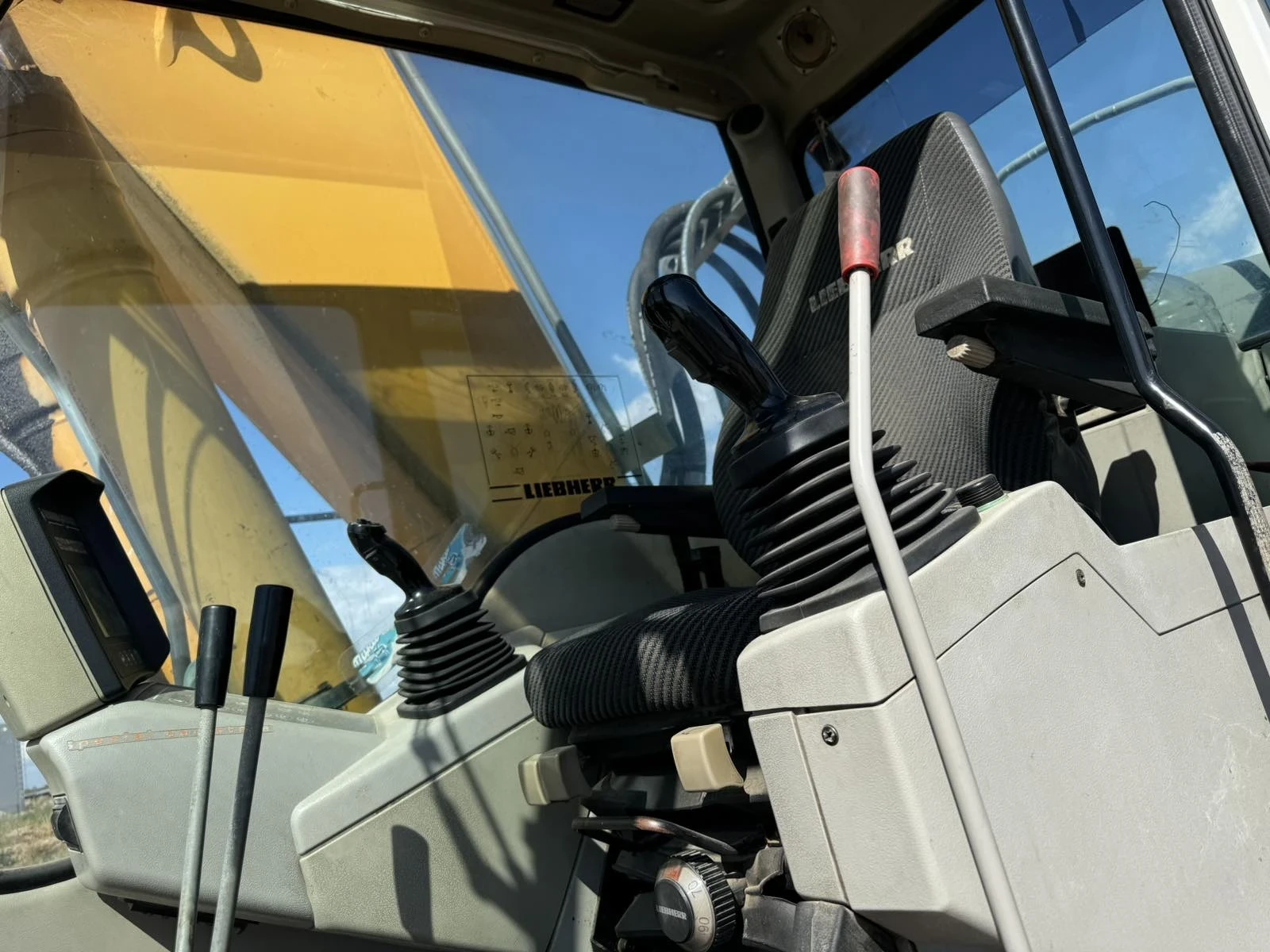 Багер Liebherr R924C HD-SL Възможност за бартер, снимка 11 - Индустриална техника - 56315413
