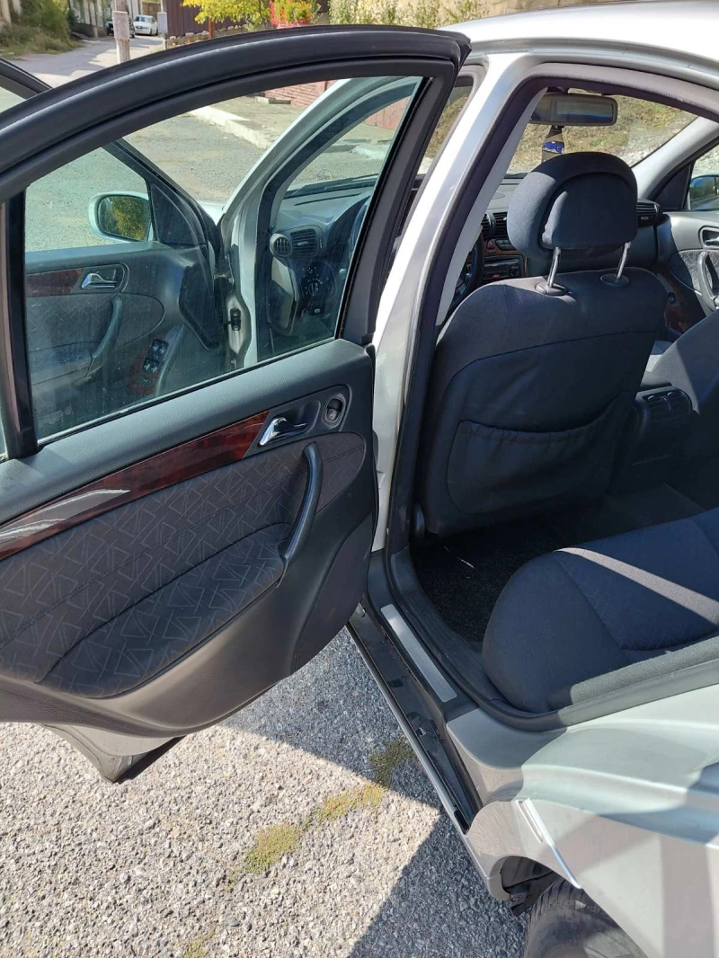 Mercedes-Benz C 180, снимка 2 - Автомобили и джипове - 52645675