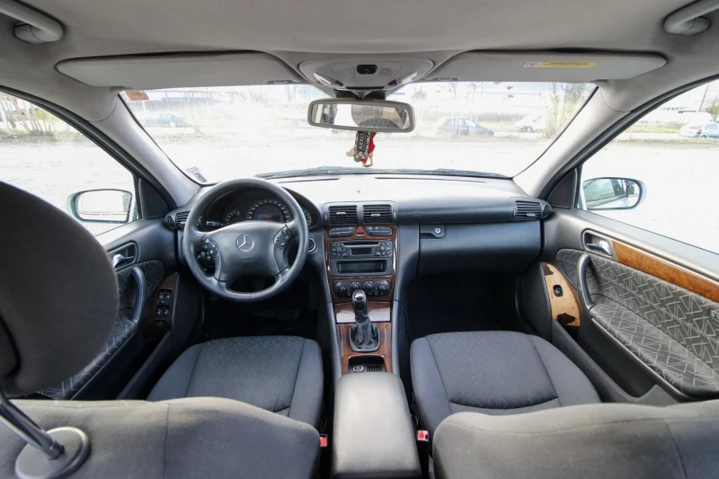 Mercedes-Benz C 220, снимка 11 - Автомобили и джипове - 52594331