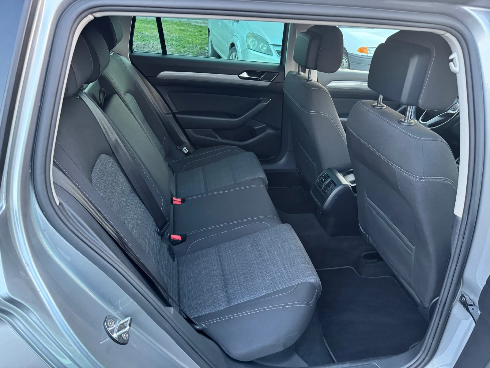 VW Passat 2.0 TDI, снимка 12 - Автомобили и джипове - 54276390