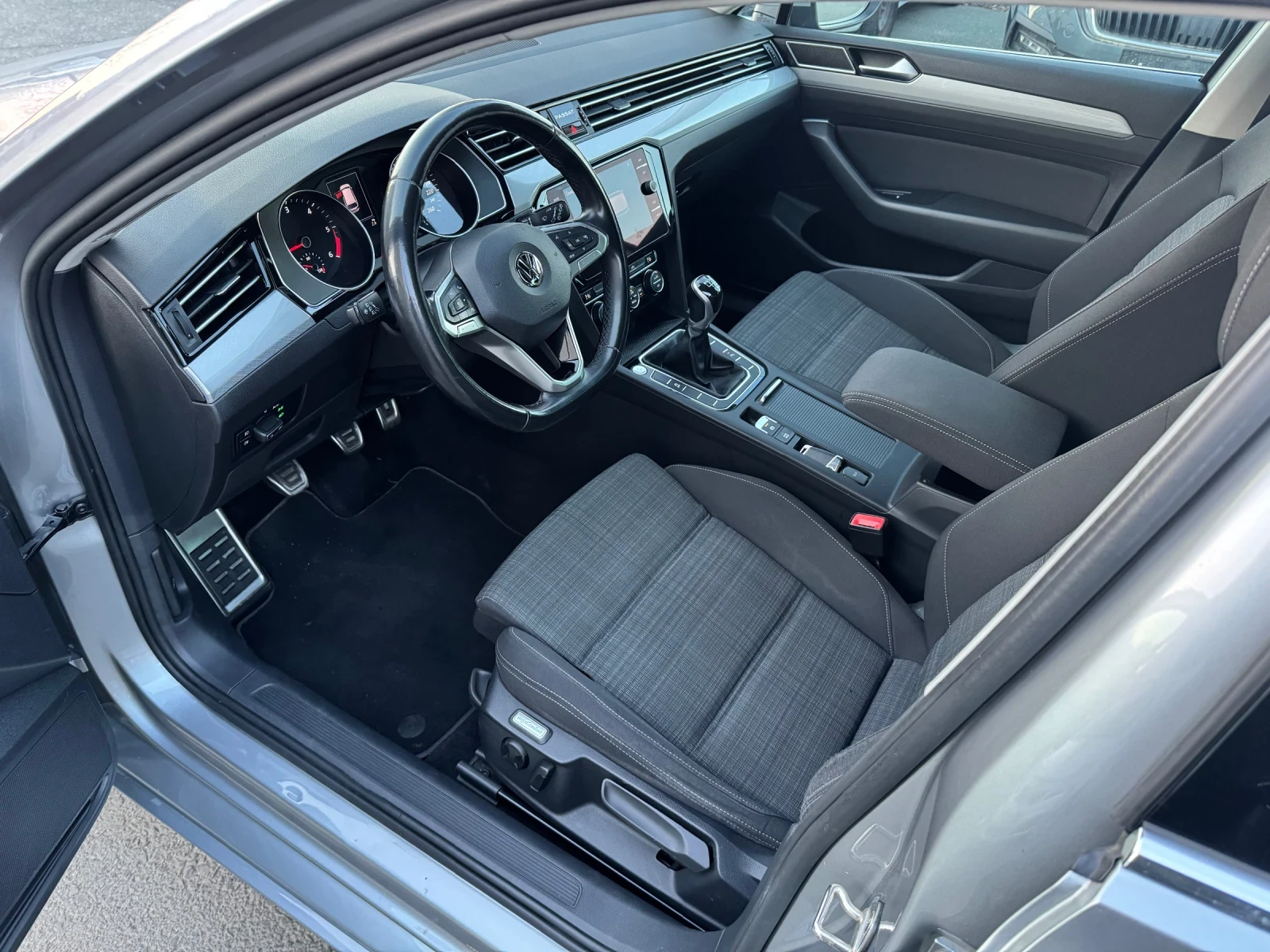 VW Passat 2.0 TDI, снимка 10 - Автомобили и джипове - 54276390