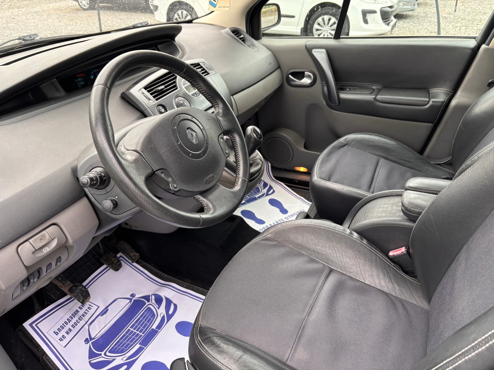 Renault Scenic 1.6i, снимка 9 - Автомобили и джипове - 54458256