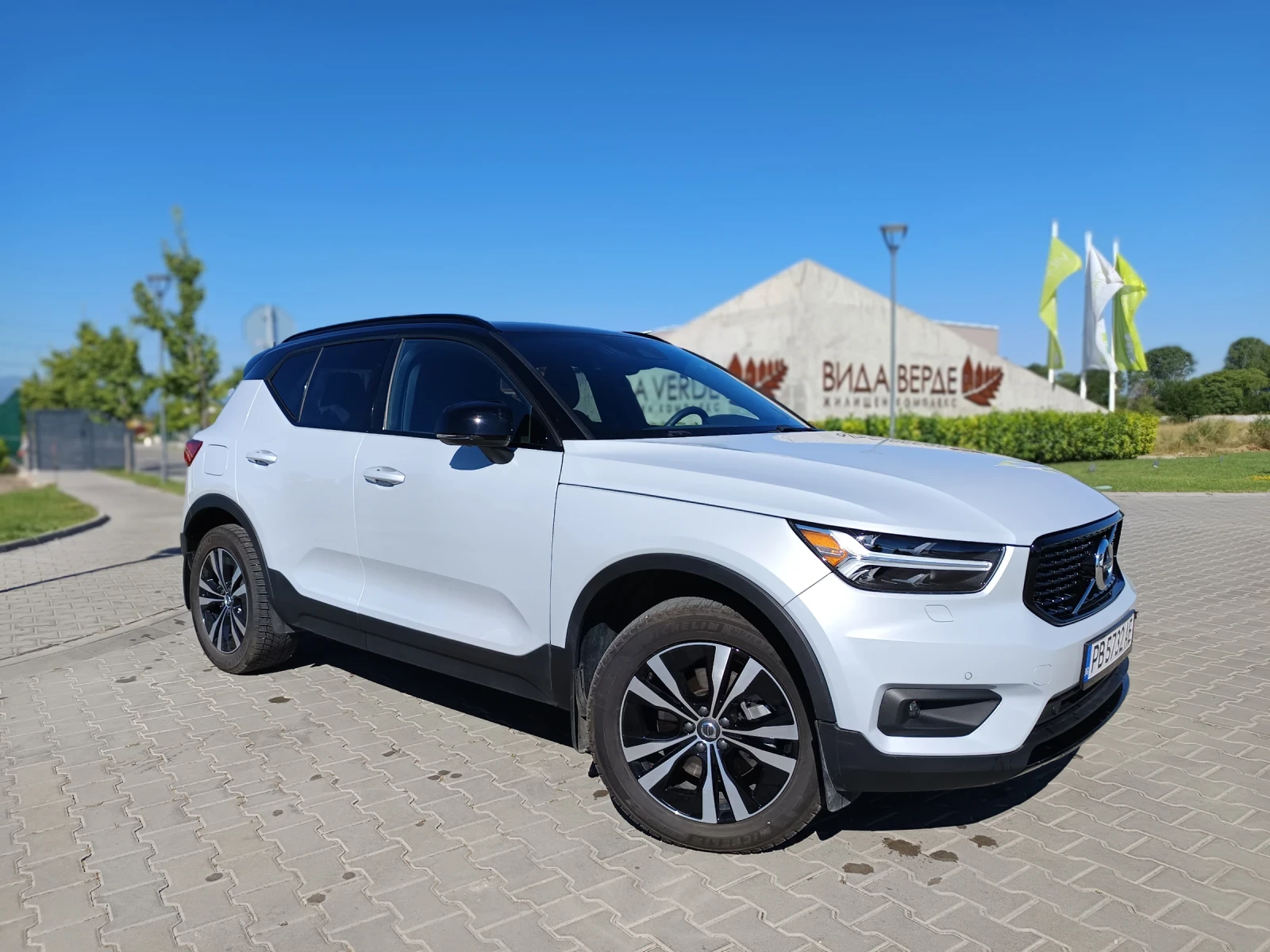 Volvo XC40 2.0 AWD R Design  - изображение 2