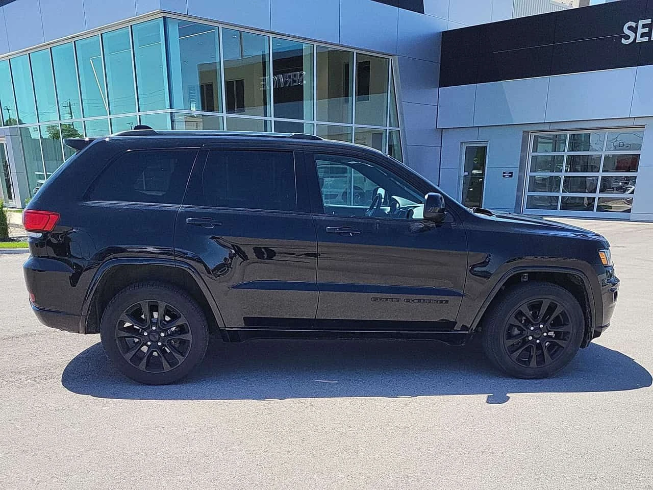 Jeep Grand cherokee * Altitude * АВТОКРЕДИТ БЕЗ ПЪРВОНАЧАЛНА ВНОСКА* , снимка 3 - Автомобили и джипове - 54734203